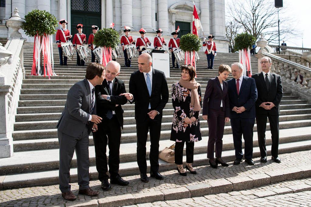 Le conseil fédéral devant un escalier