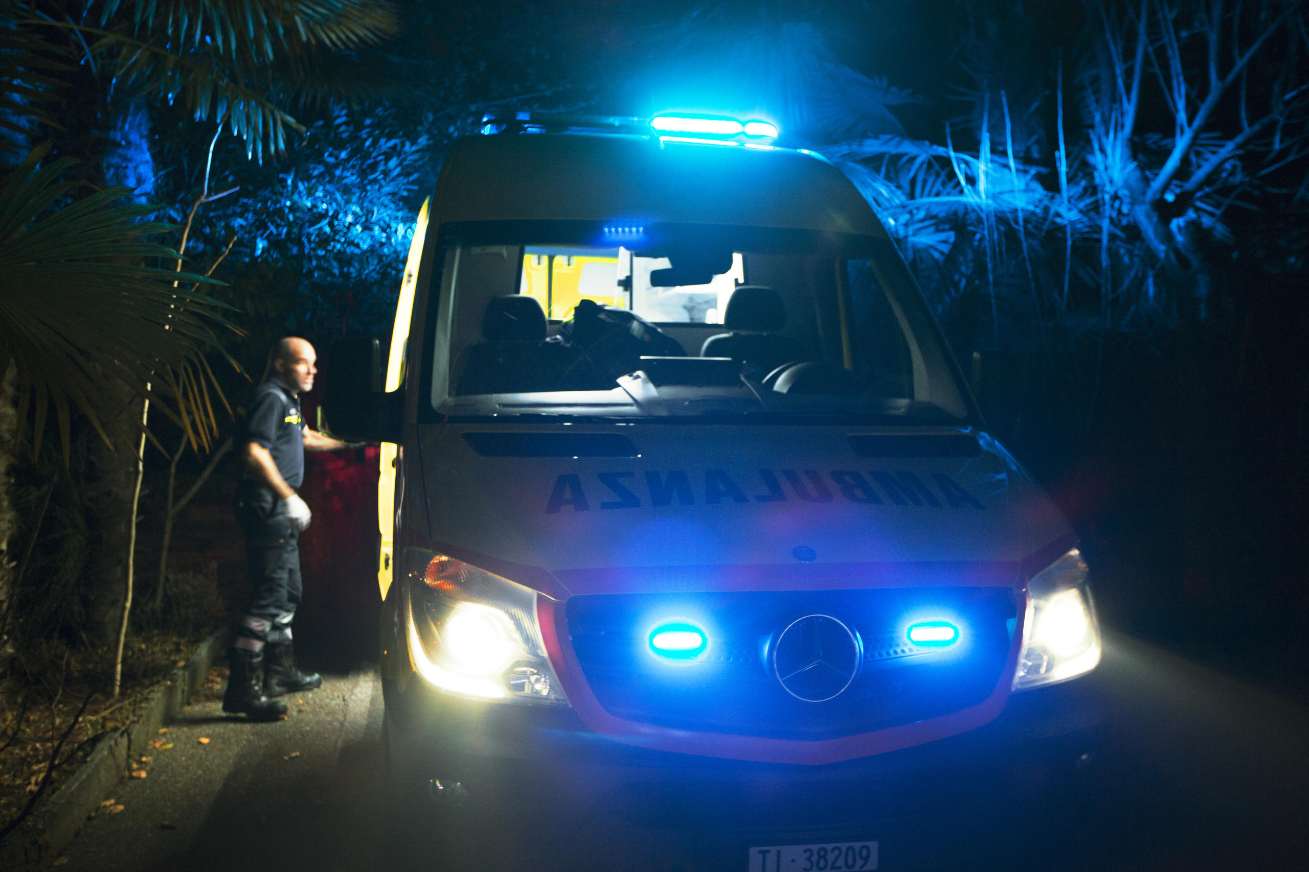 Luzes azuis de uma ambulância à noite