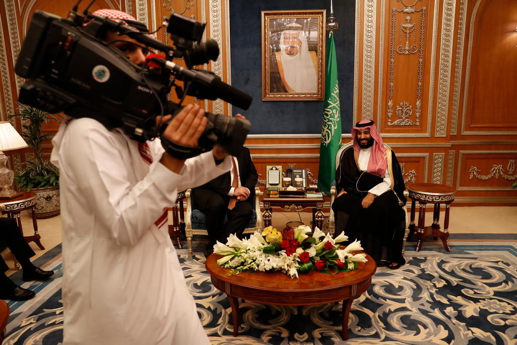 Re saudita con il segretario di stato USA Mike Pompeo in un incontro di martedì a Riyad