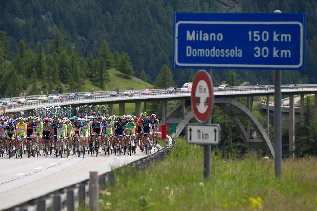 Un cartello stradale che indica la distanza da Milano, ovvero 150 Km