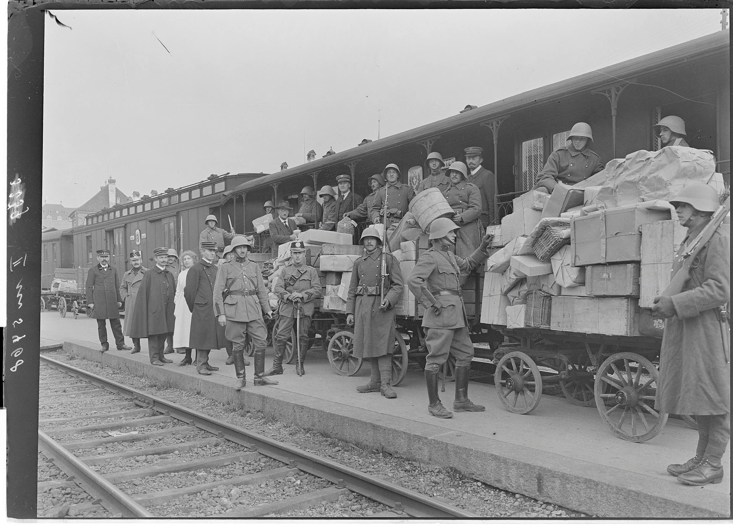 Soldaten bewachen Postverlad. Historische Fotografie.