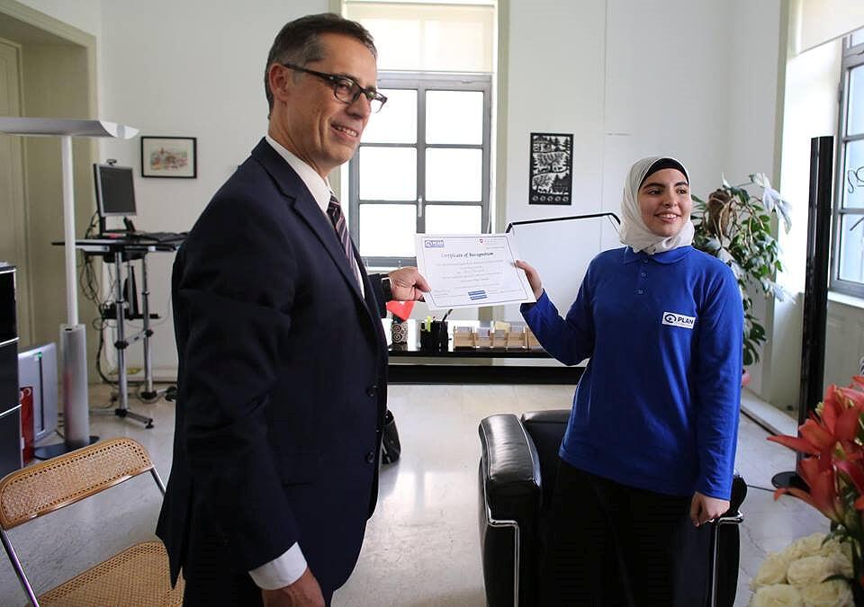 فتاة مصرية تتسلم شهادة تقدير من السفير السويسري فيس القاهرة