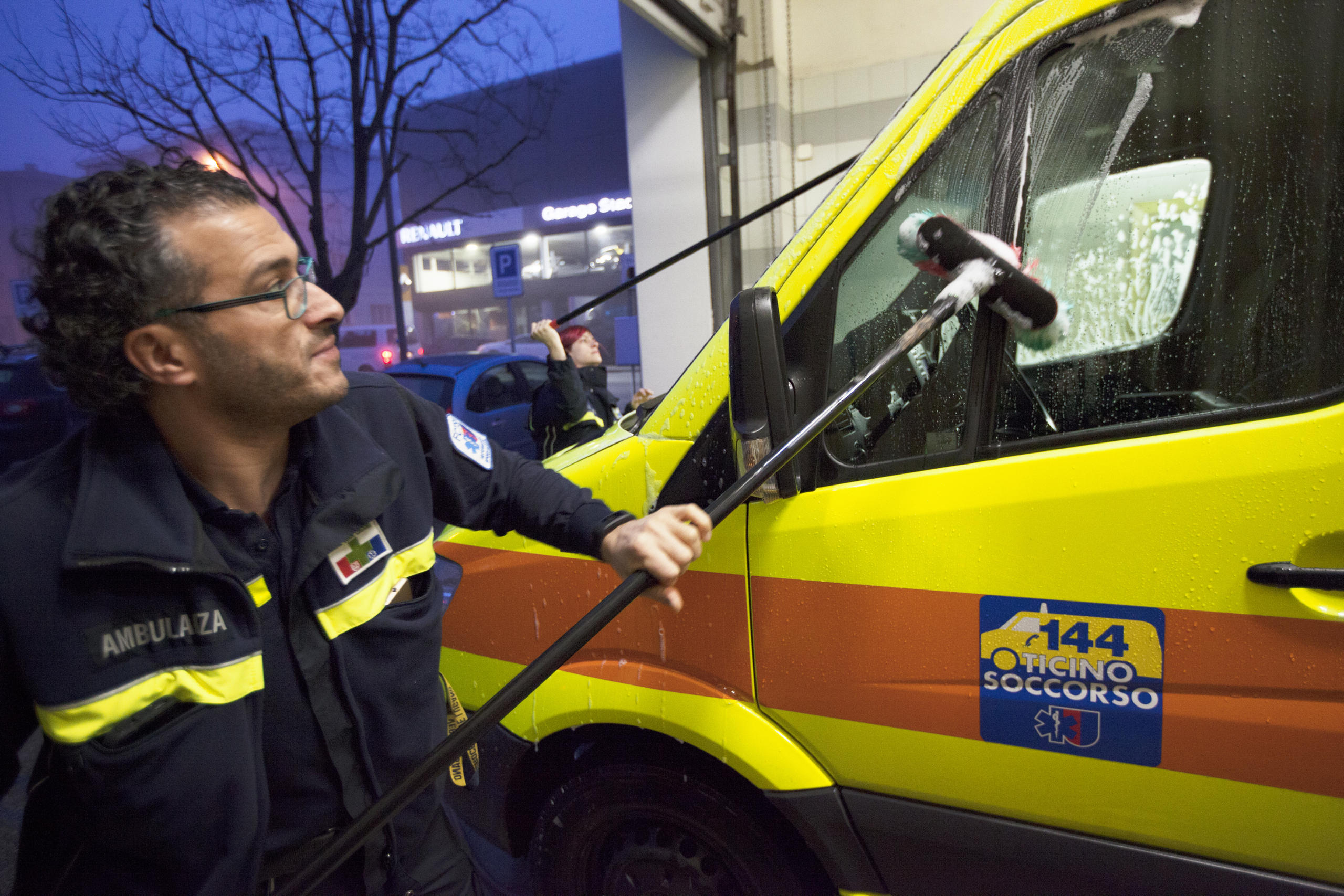 Ambulância sendo lavada