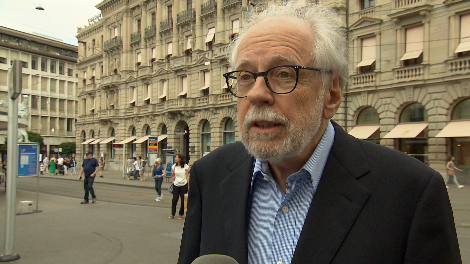 Homme interviewé dans la rue.