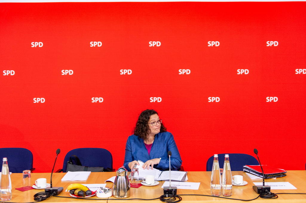 La leader SPD Andrea Nahles solo sul palco in attesa della conferenza stampa.