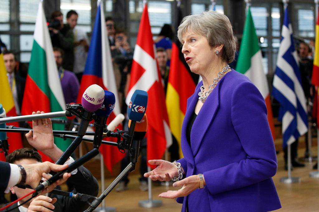 Theresa May davanti ai microfoni dei media a Bruxelles