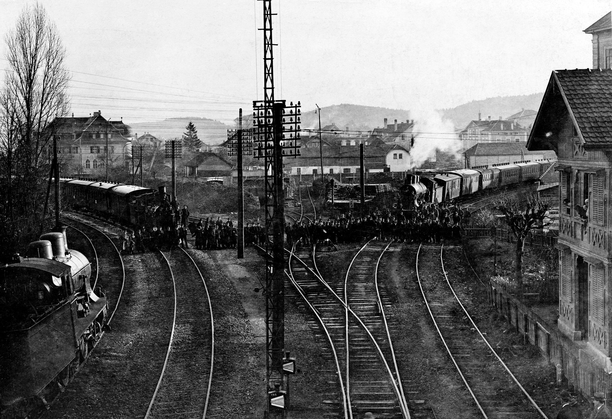 Streikende blockieren zwei Züge in Biel. Historische Fotografie.