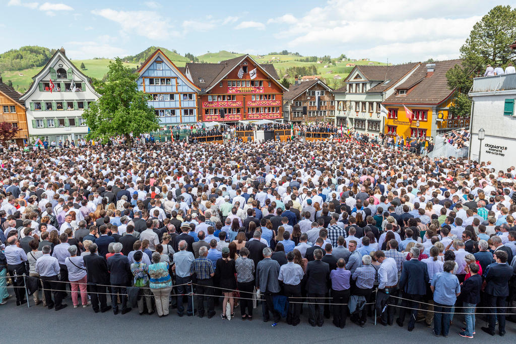 Bürger an der Landsgemeinde in Appenzell