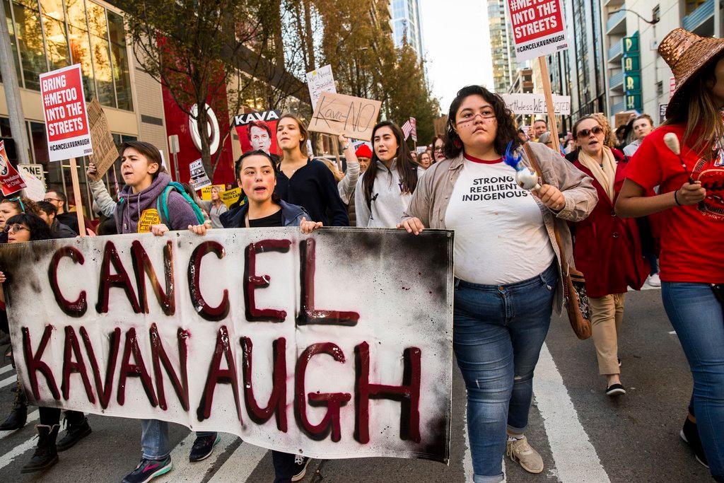 Una manifestazione contro Kavanaugh con in primo piani tante donne