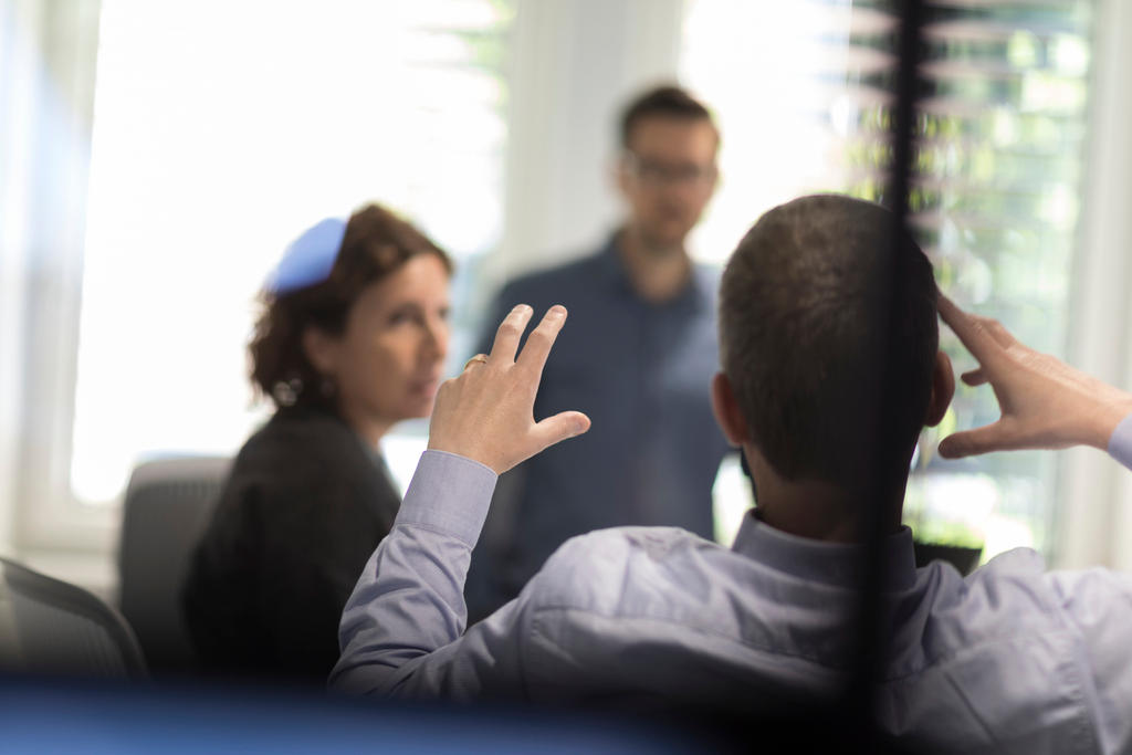 Empleados en sus oficinas