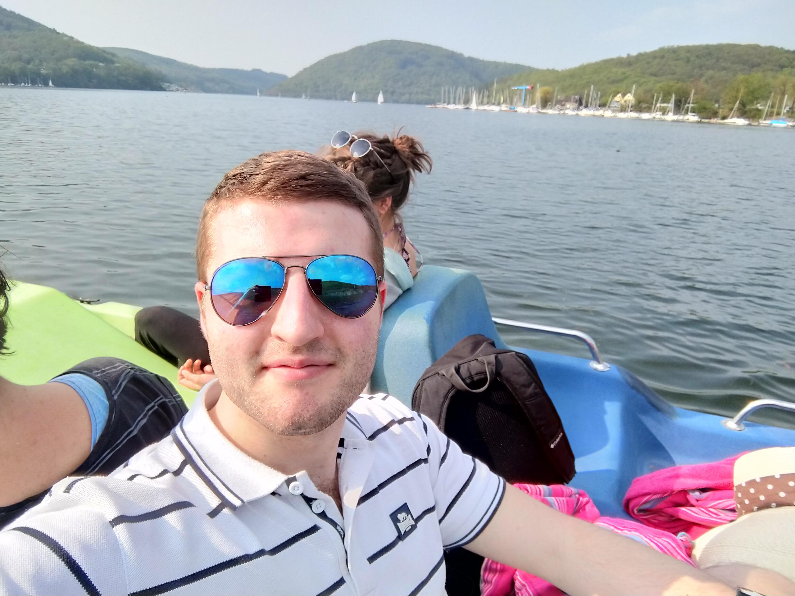 Mann auf Tretboot