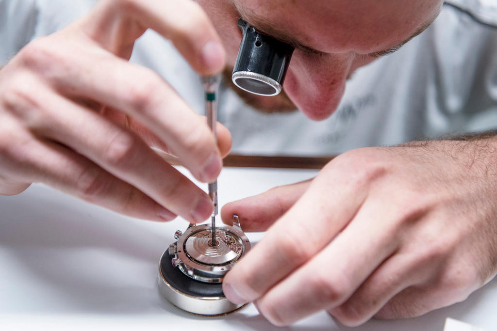 un uomo lavora su un orologio