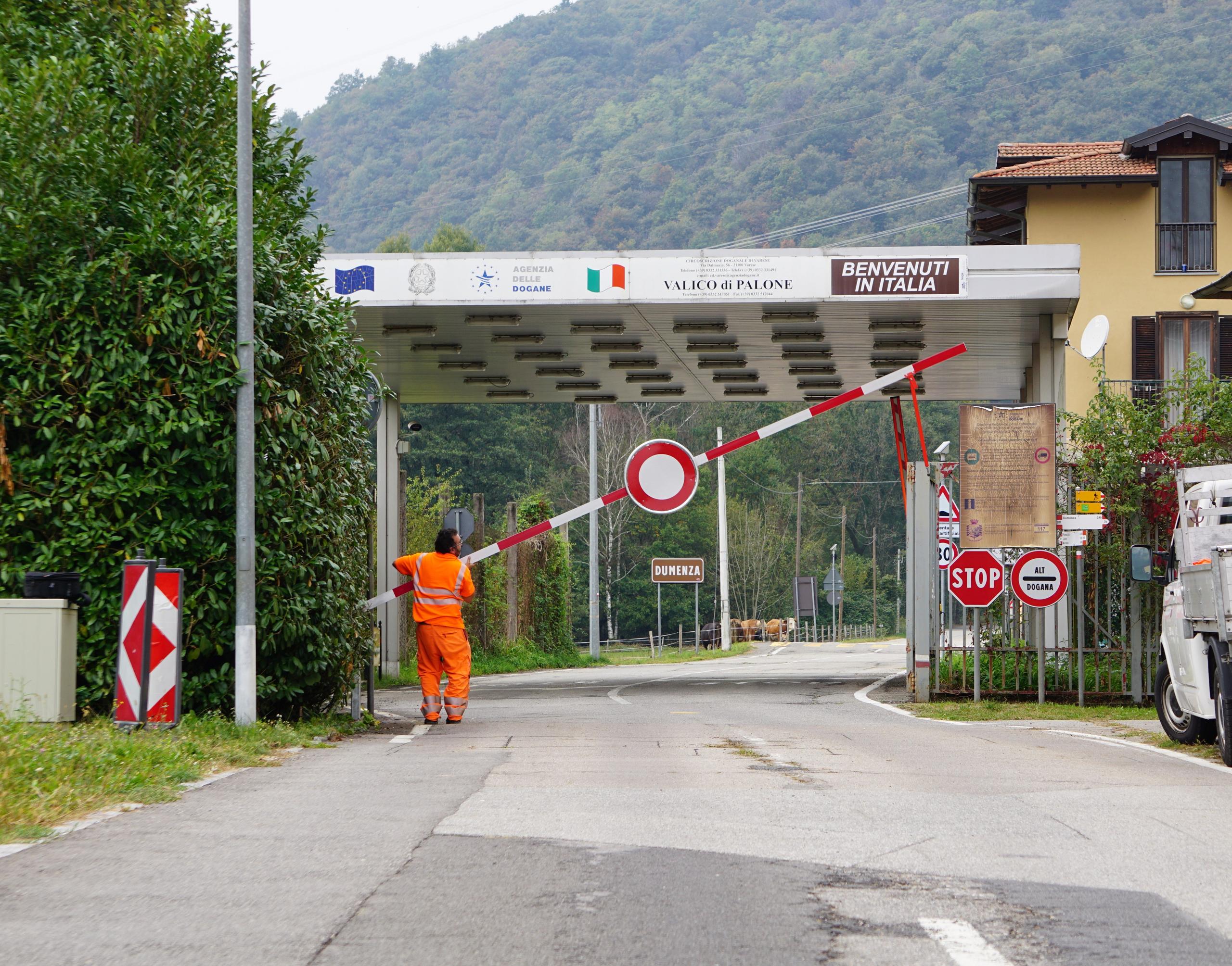 Posa della barriera al valico doganale di Sessa