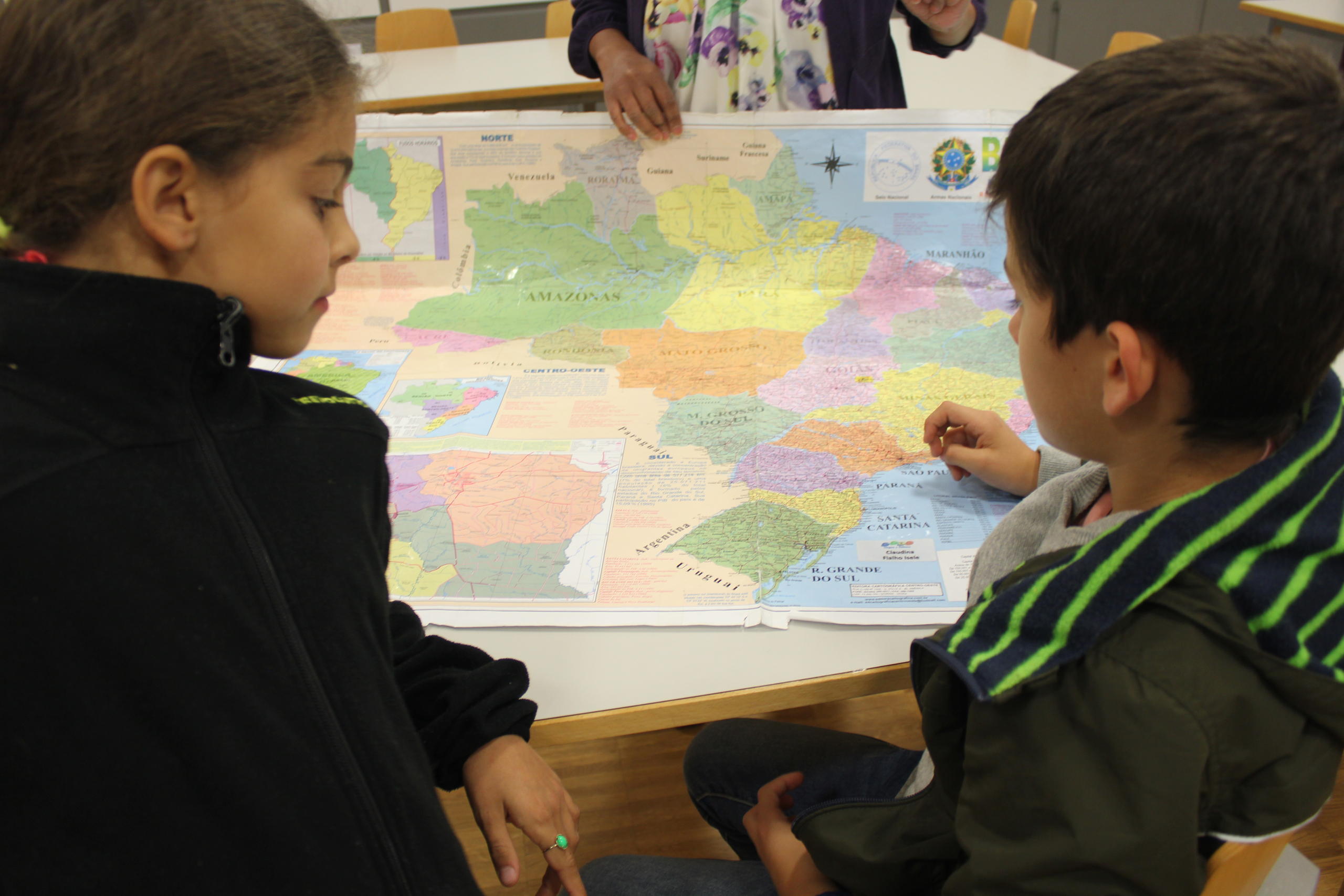 crianças estudam mapa do Brasil