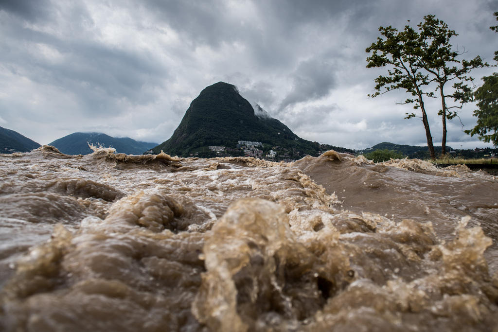 L acqua agitata alla foce del Cassarate con sullo sfondo il san Salvatore