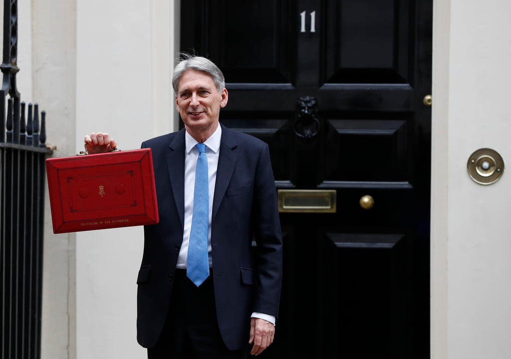 Il cancelliere dello Scacchiere Philip Hammond con la tradizionale borsa rossa con il preventivo dello stato.