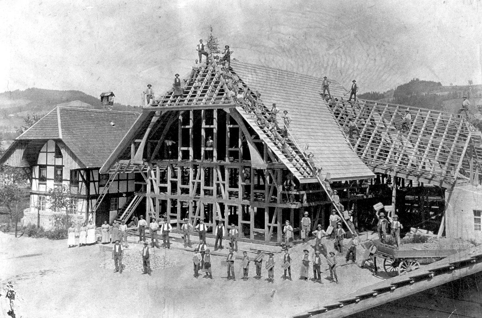 Bau eines Balkengerüsts für ein grosses Bauernhaus in Lauperswil 1920