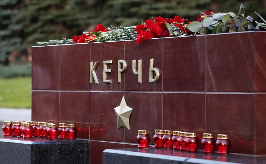 Fiori e candele davanti al monumento ai caduti di Kerch