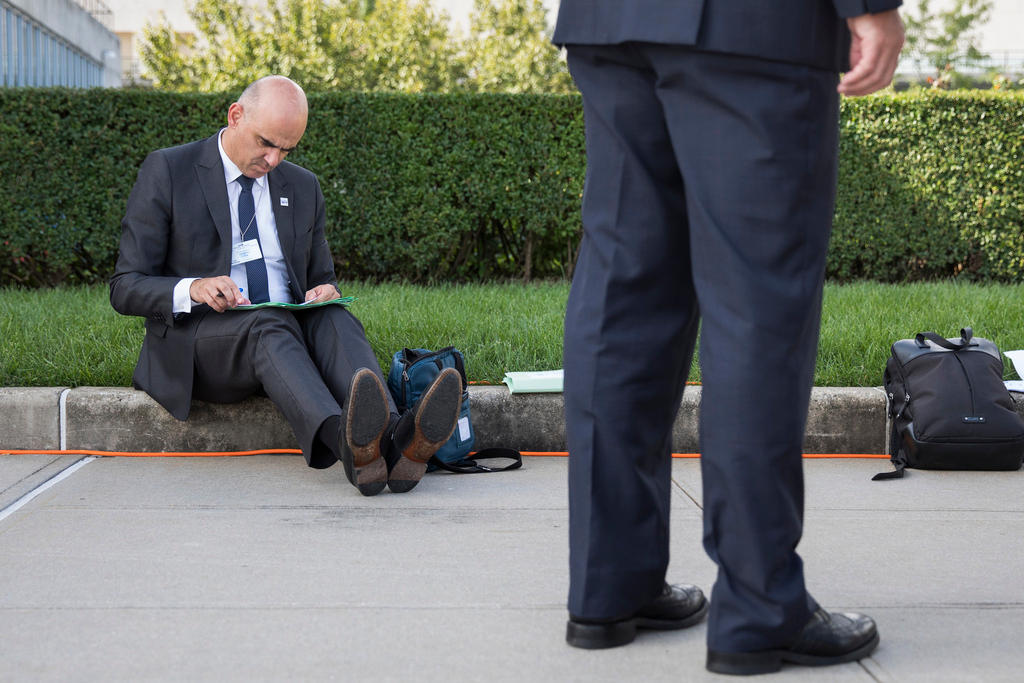 un hombre de traje sentado en la acera