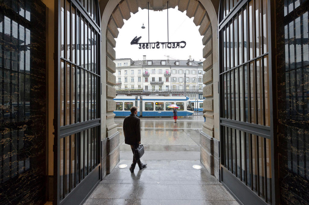 Blick aus dem Eingang der Credit Suisse hinaus auf den Zürcher Paradeplatz