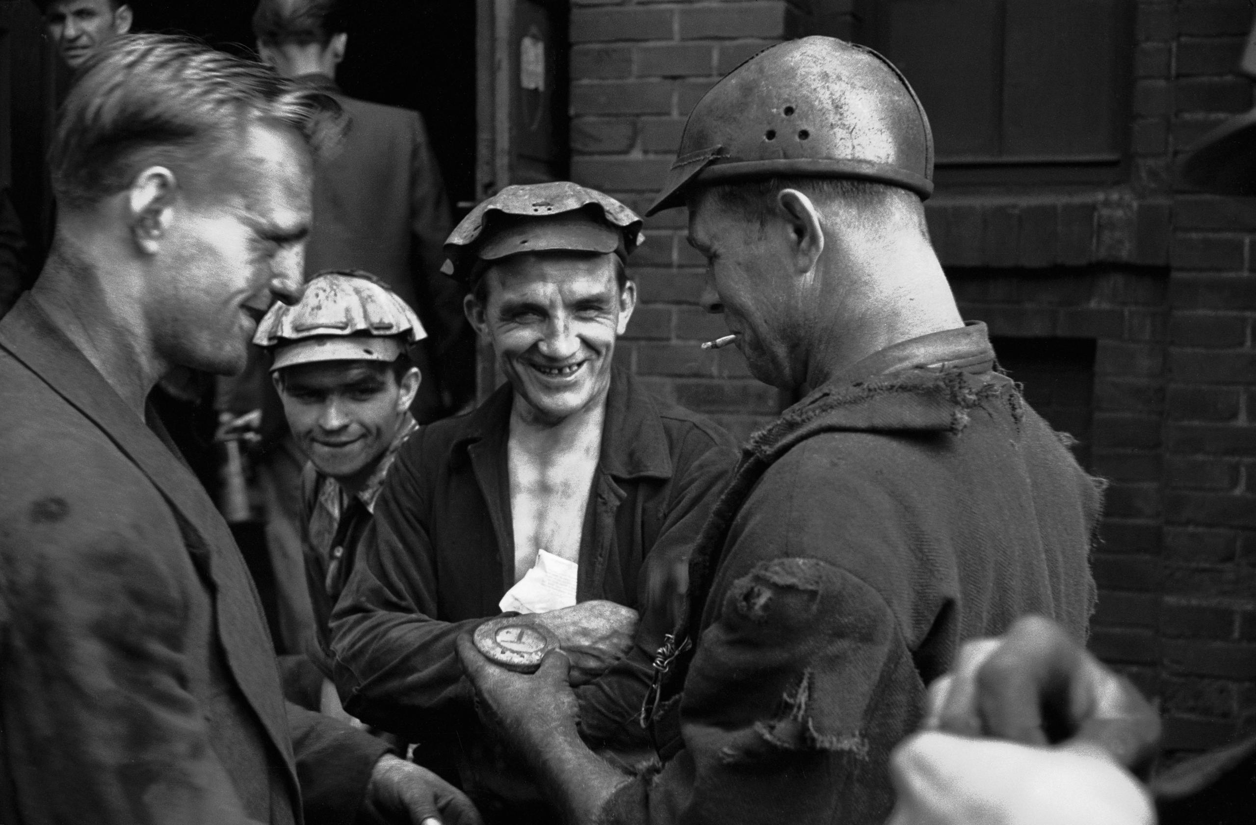 Kohlearbeiter in den Minen Ostravas halten einen Schwatz. Bild von 1956