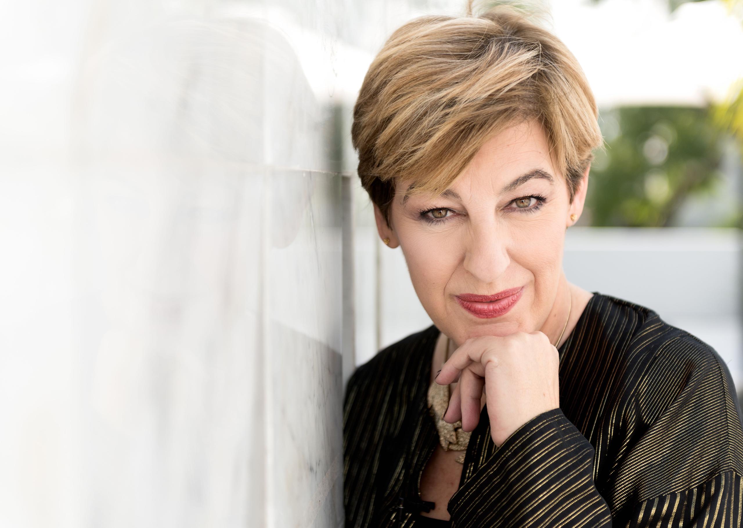 Mulher olhando para a câmera