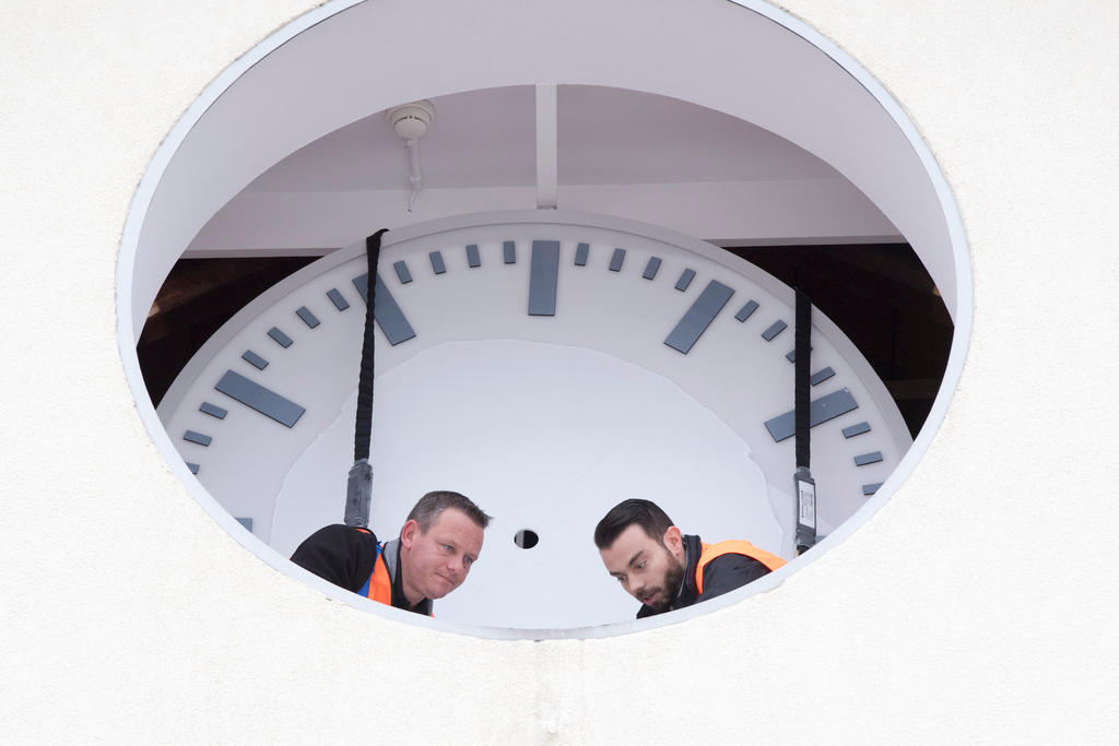 REvisión del reloj en la estación de tren de Olten