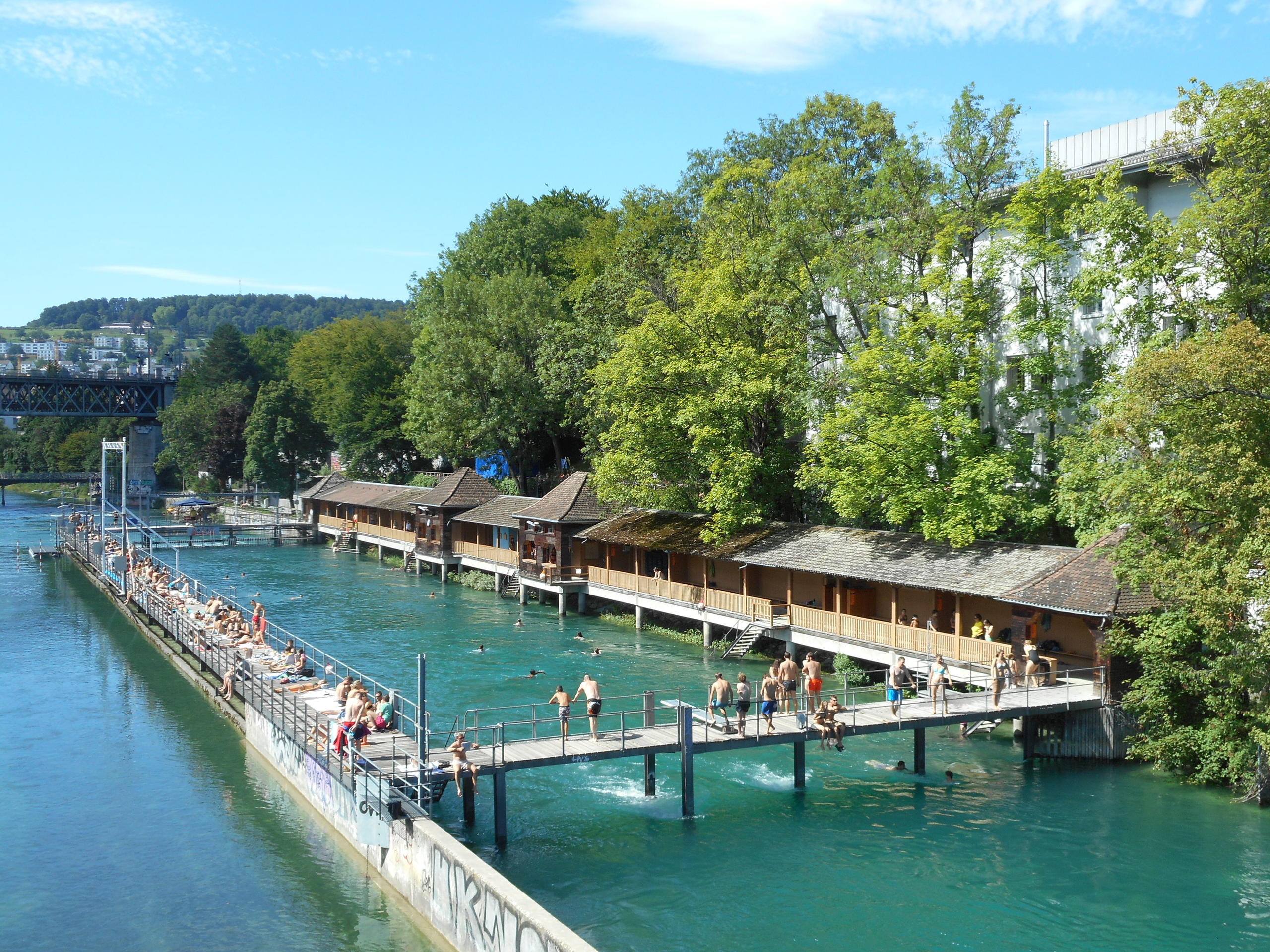 依利馬特河而建的上下勒騰免費泳池(Flussbad Oberer Letten & Flussbad Unterer Letten)很受年輕人喜愛。