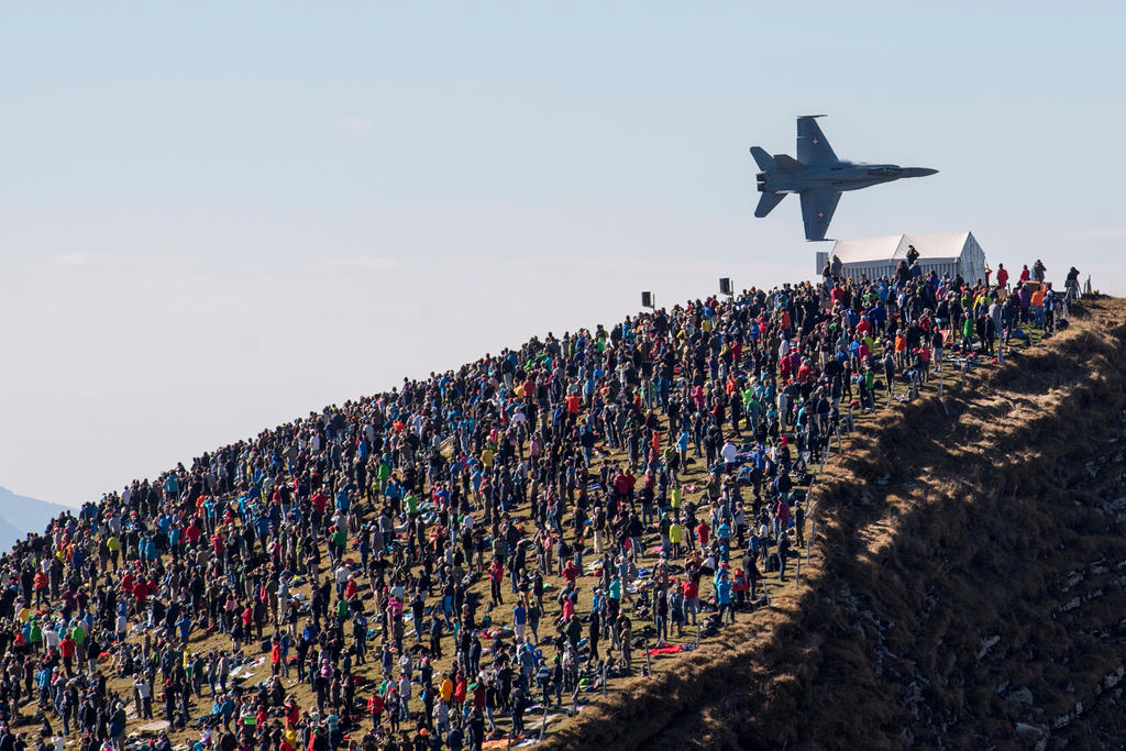 aereo supra a una folla riunita sulla cima di una montagna