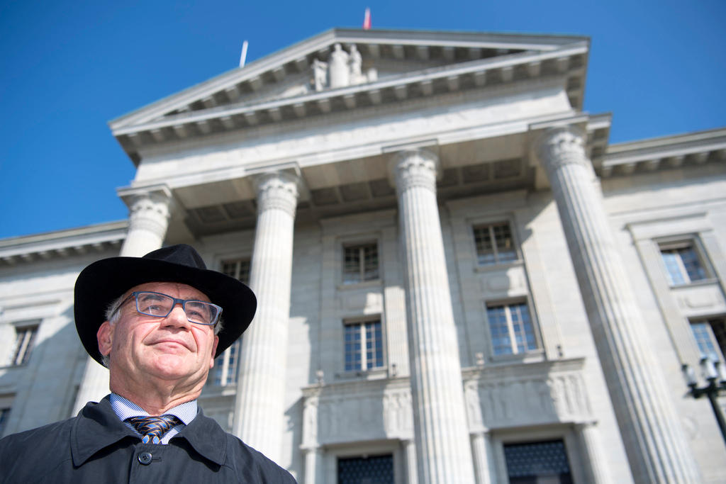 Rudolf Elmer outside the Federal Court