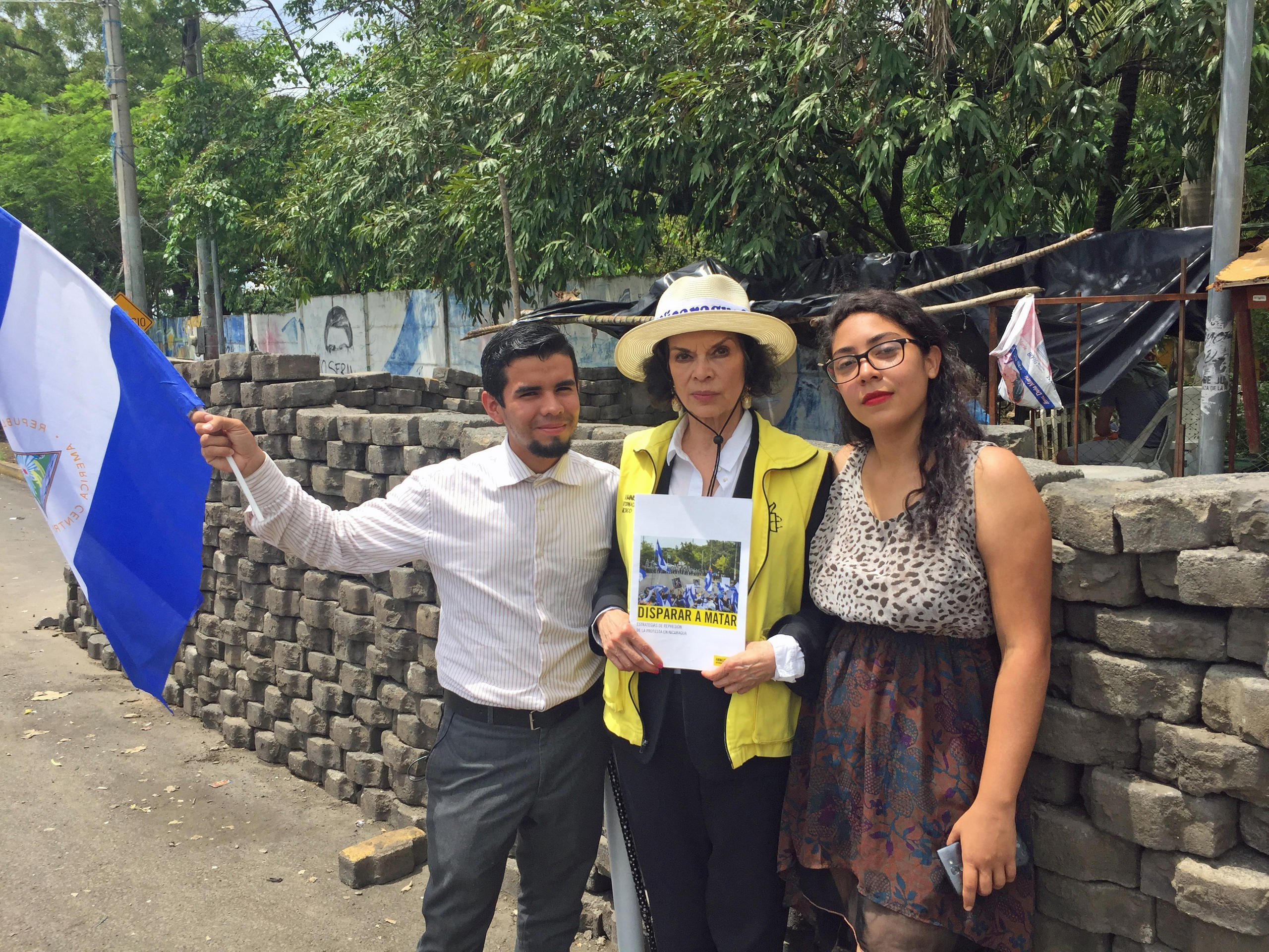 Levi Artola Rugama, Bianca Jagger et Yaritza Maradiaga en mai dernier à l UNAN de Managua.