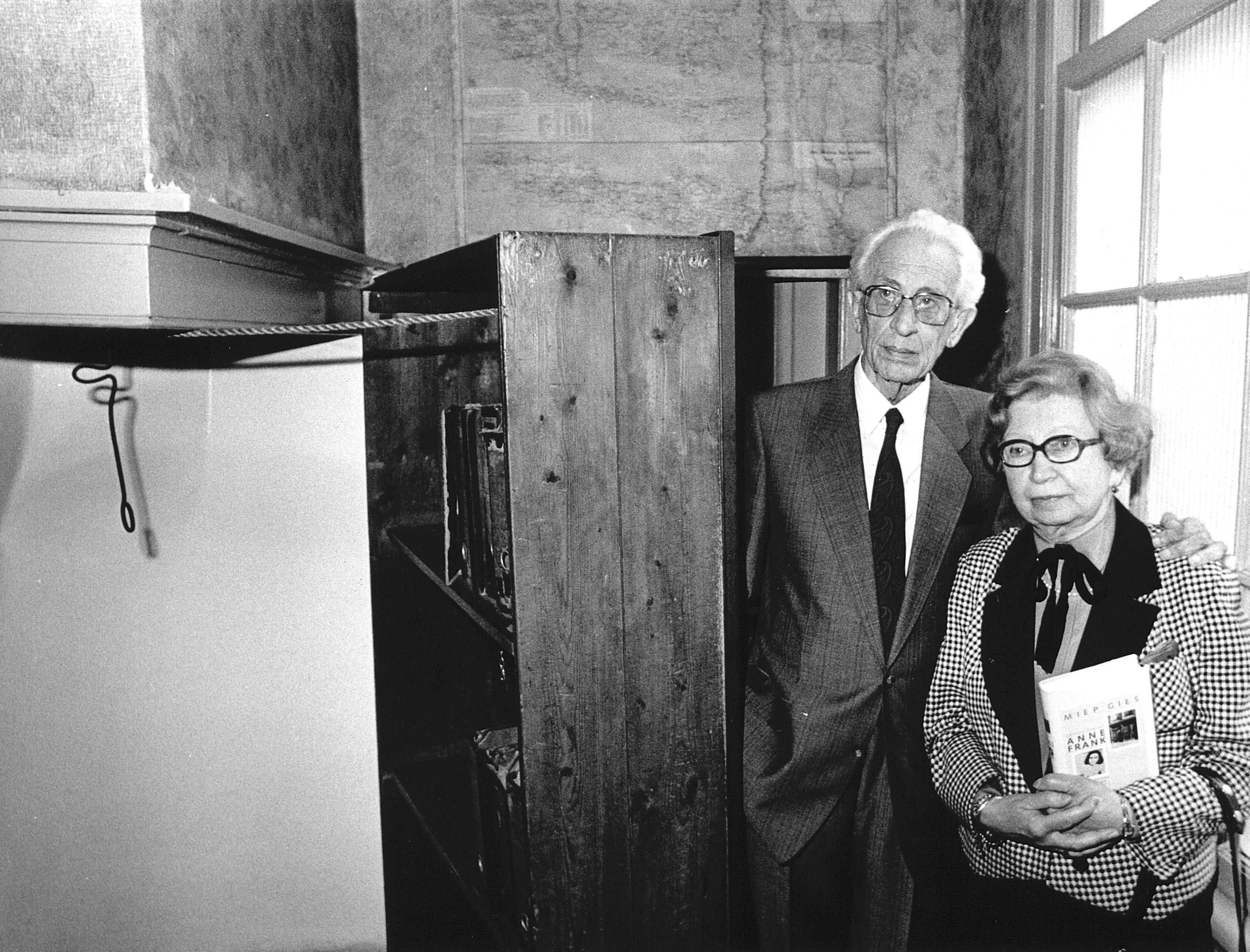 Miep Gies e seu marido Jan na casa de Anne Frank em Amsterdam