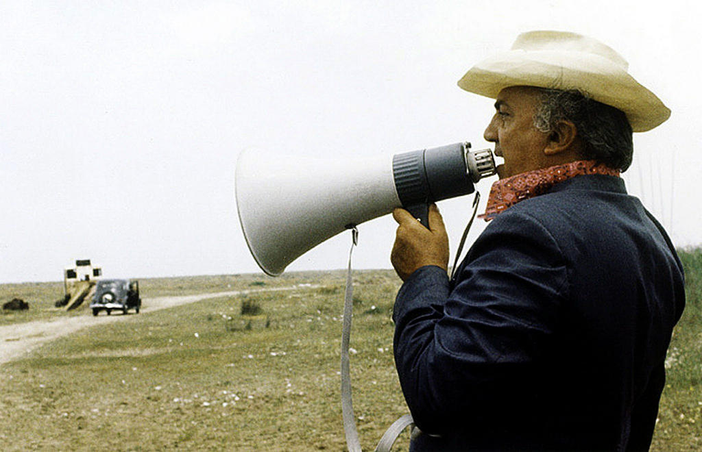 federico fellini con un megafono