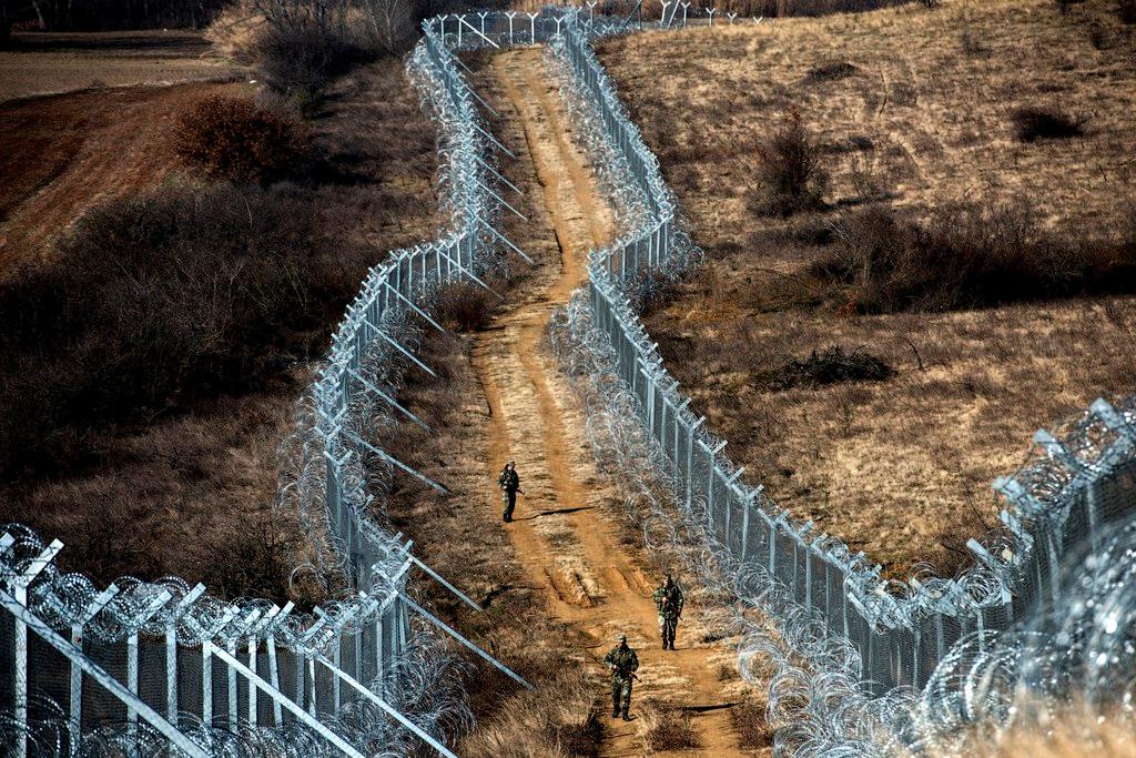 стены с колючей проволокой на границе македонии