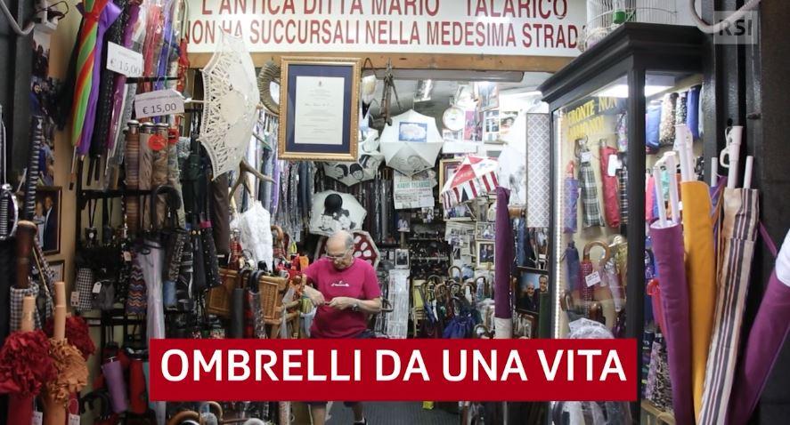 Mario Talarico nel suo negozio di Napoli pieno di ombrelli appesi un po ovunque.