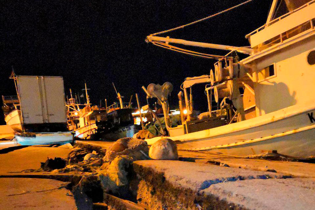 Al porto di Zante alcune imbarcazioni hanno subito danni e si vedono evidenti crepe sul molo