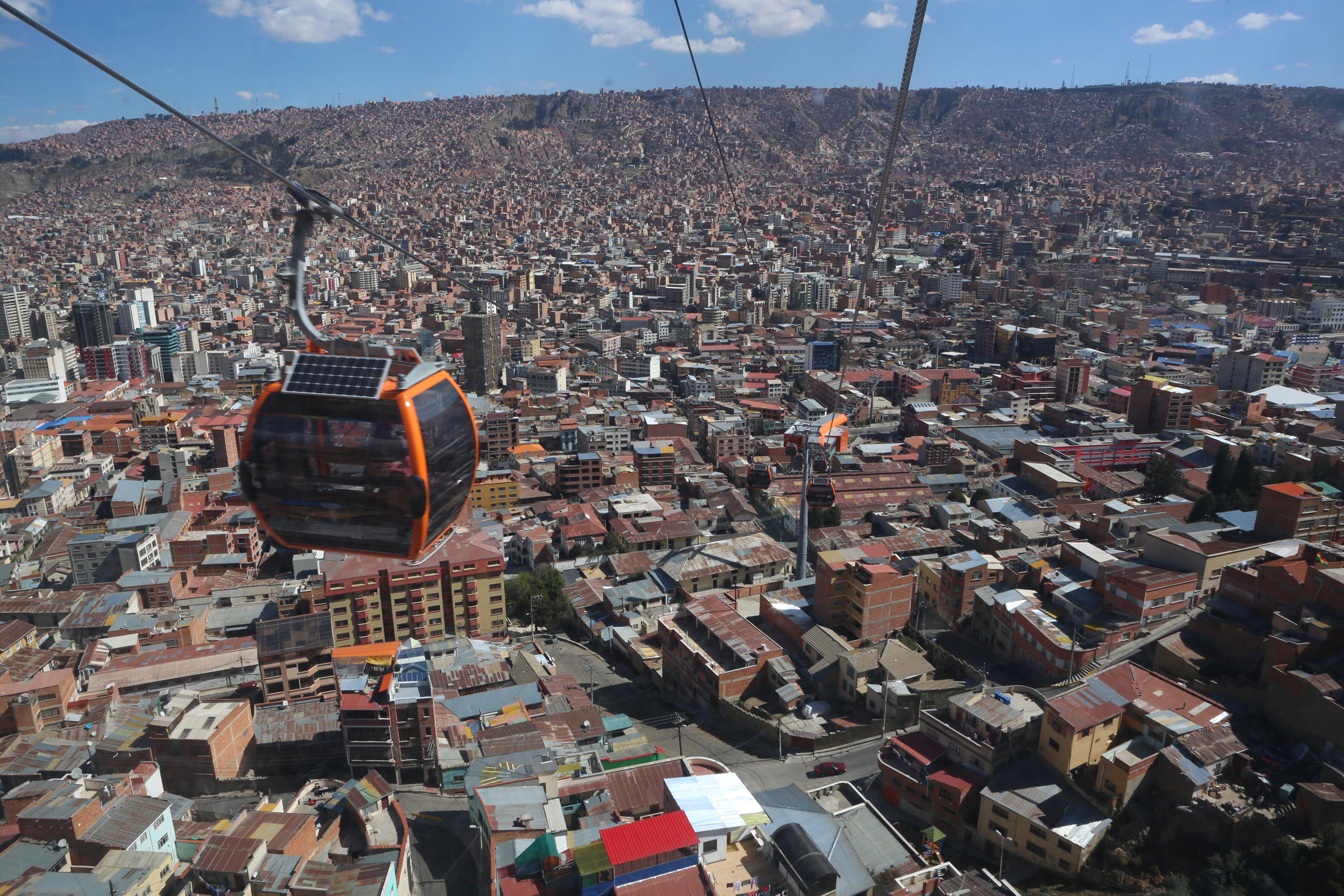 ボリビアの都市ラ・パスにある、世界最長のロープウェー