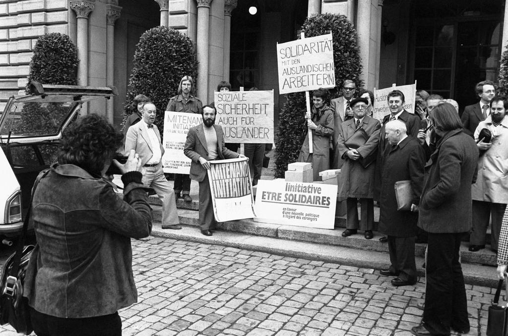 Demonstranten mit Transparenten, auf denen Solidarität mit und gleiche Rechte für die Ausländer gefordert wurden