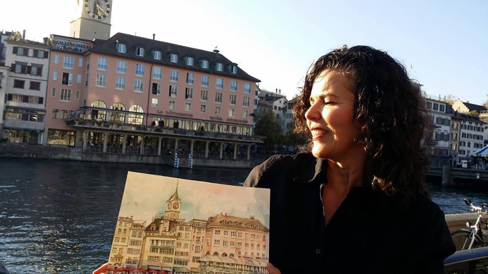 Mulher com pintura na mão