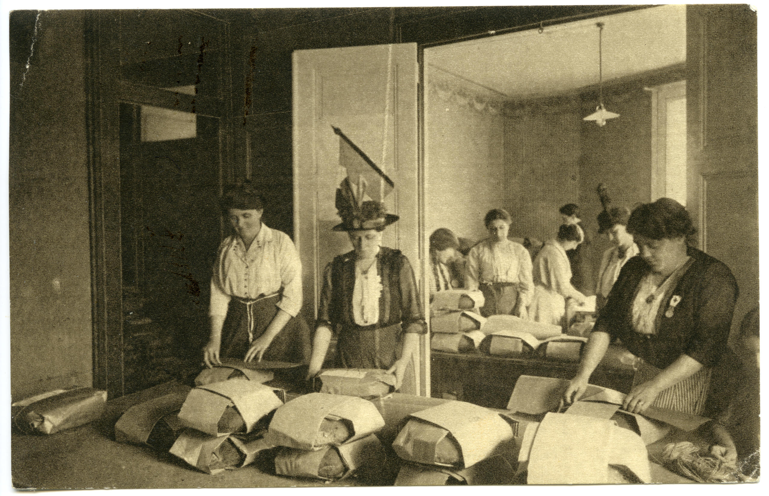 Frauen verpacken Lebensmittel. Historisches Bild.