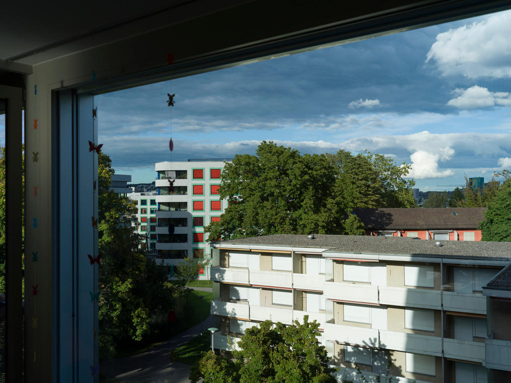 صورة تظهر منظراً من نافذة شقة تطل على المدينة