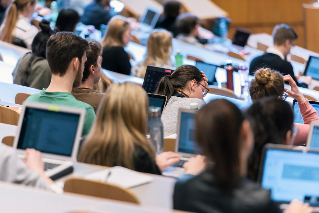 Estudiantes universitarios en clases