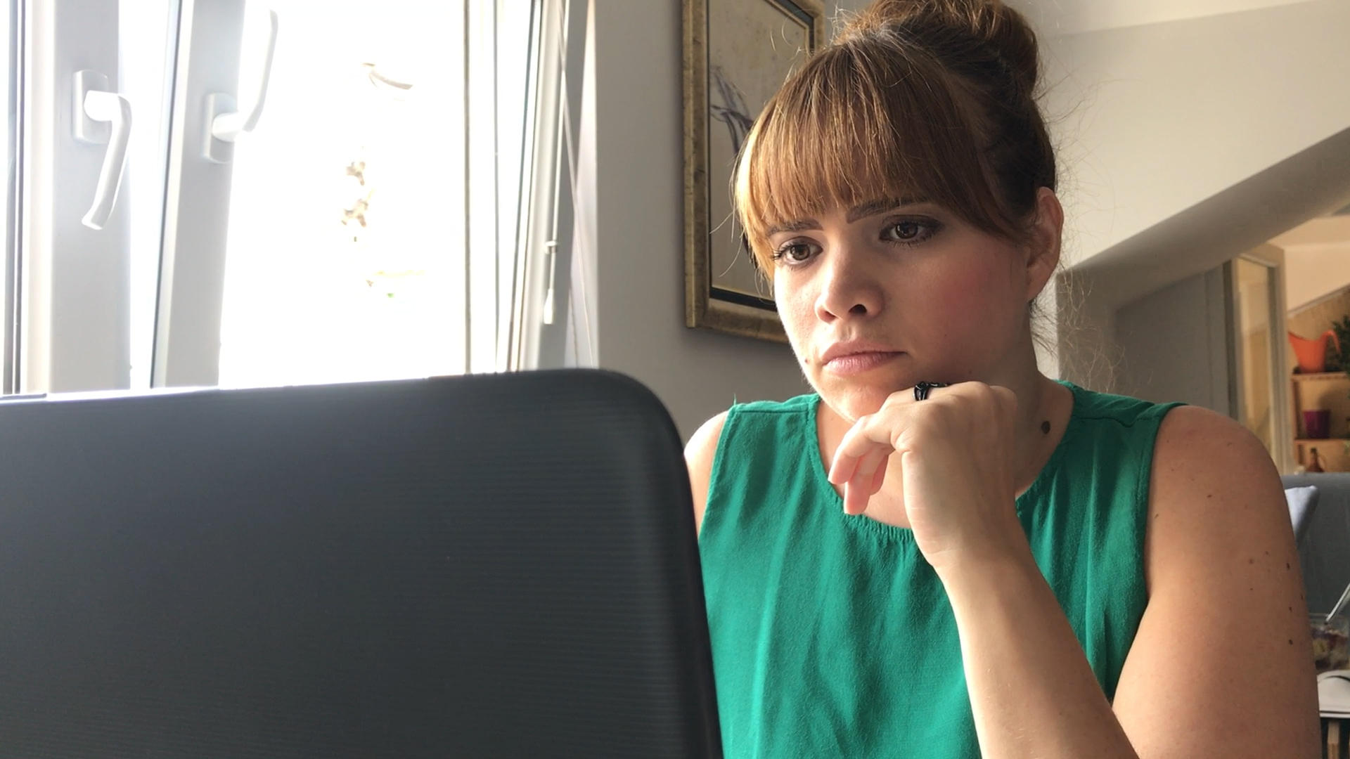 Erna Šoševic at her computer