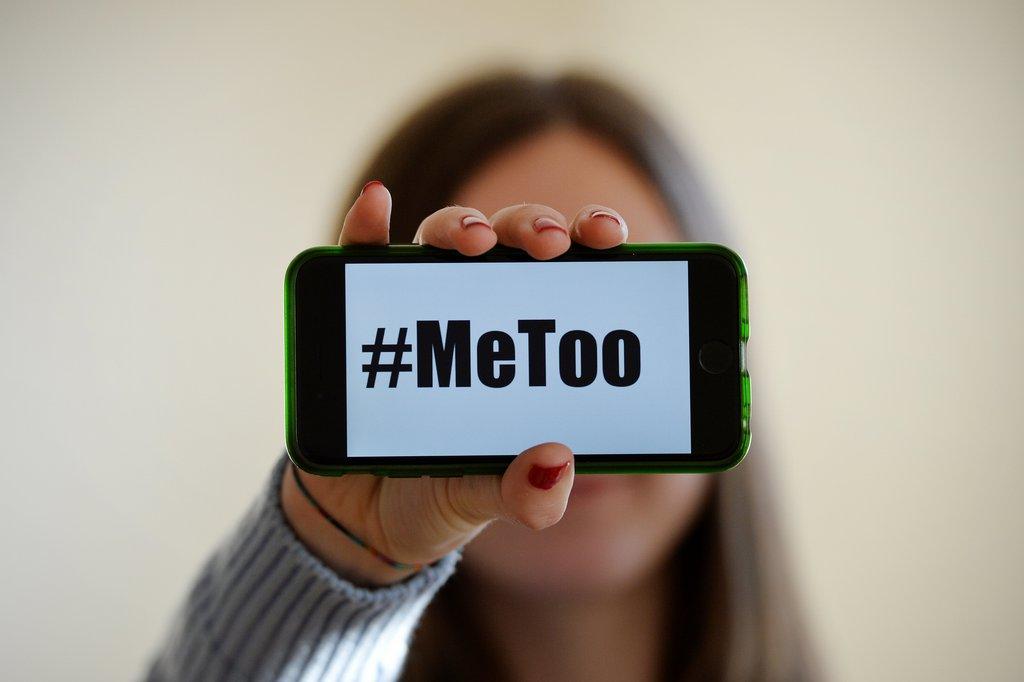 Una ragazza mostra il telefonino dove c è scritto #metoo