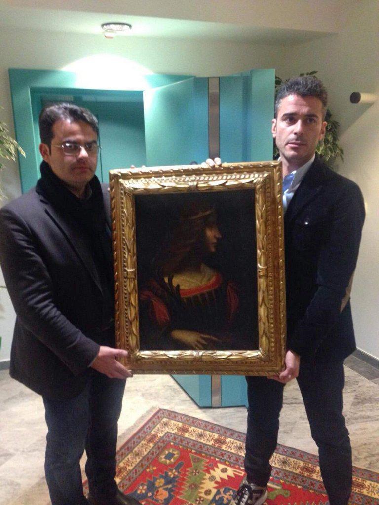 Due agenti con il contestato dipinto di Leonardo da Vinci sequestrato a Lugano