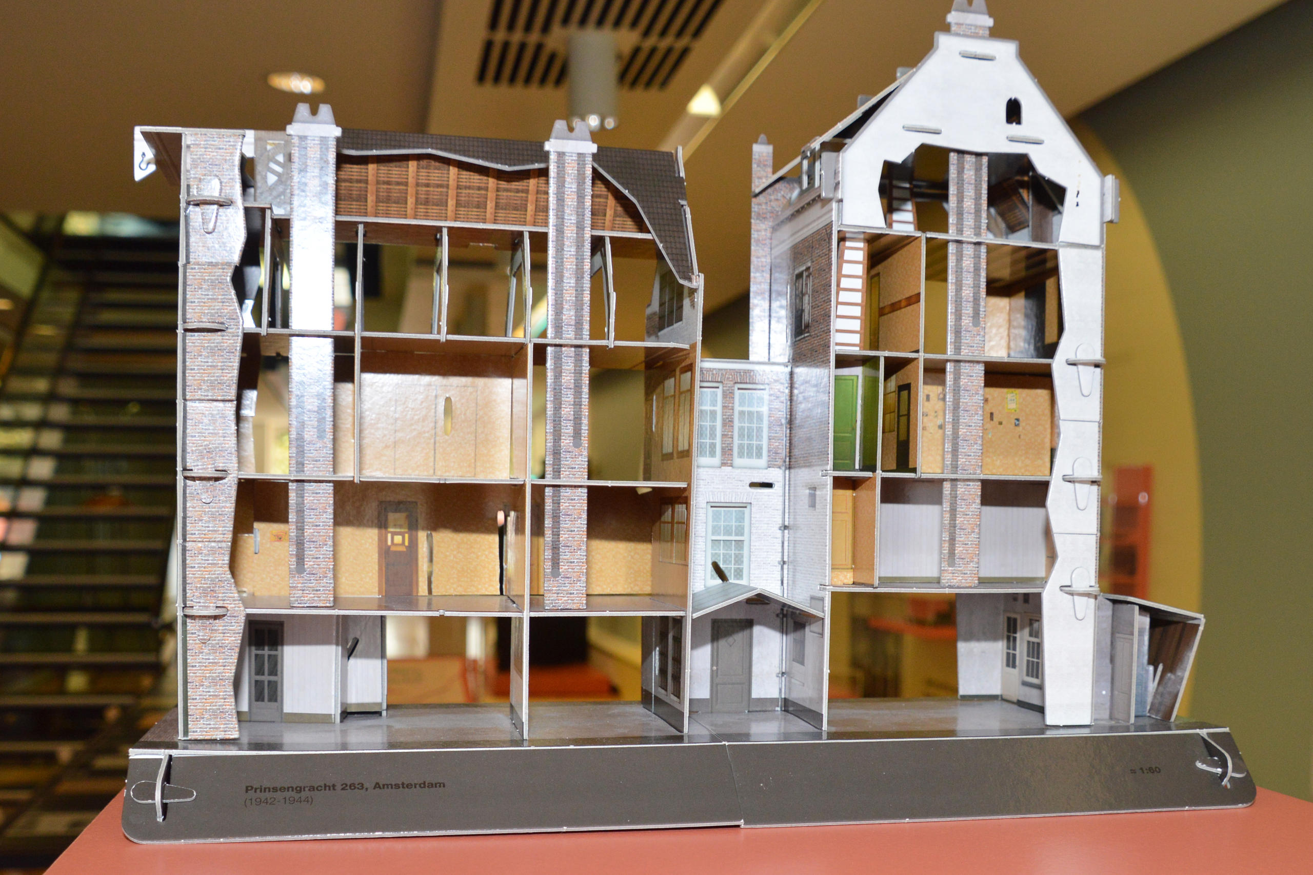 Maqueta del inmueble donde se escondió la familia Ftank en Ámsterdam.