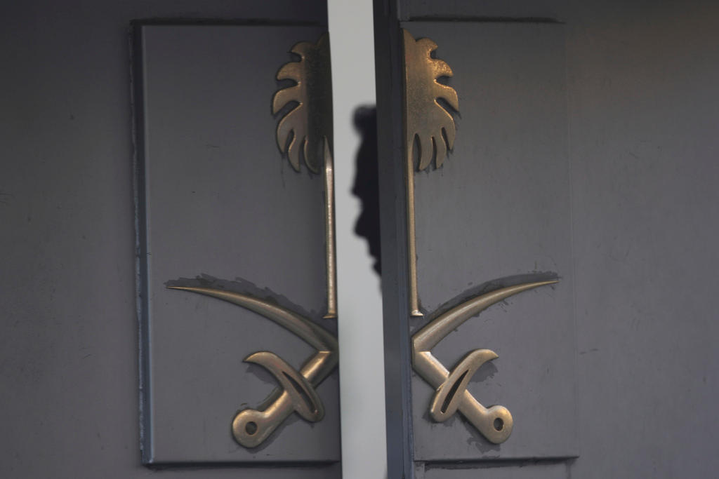 Un portal cerrado con el símbolo de Arabia Saudí