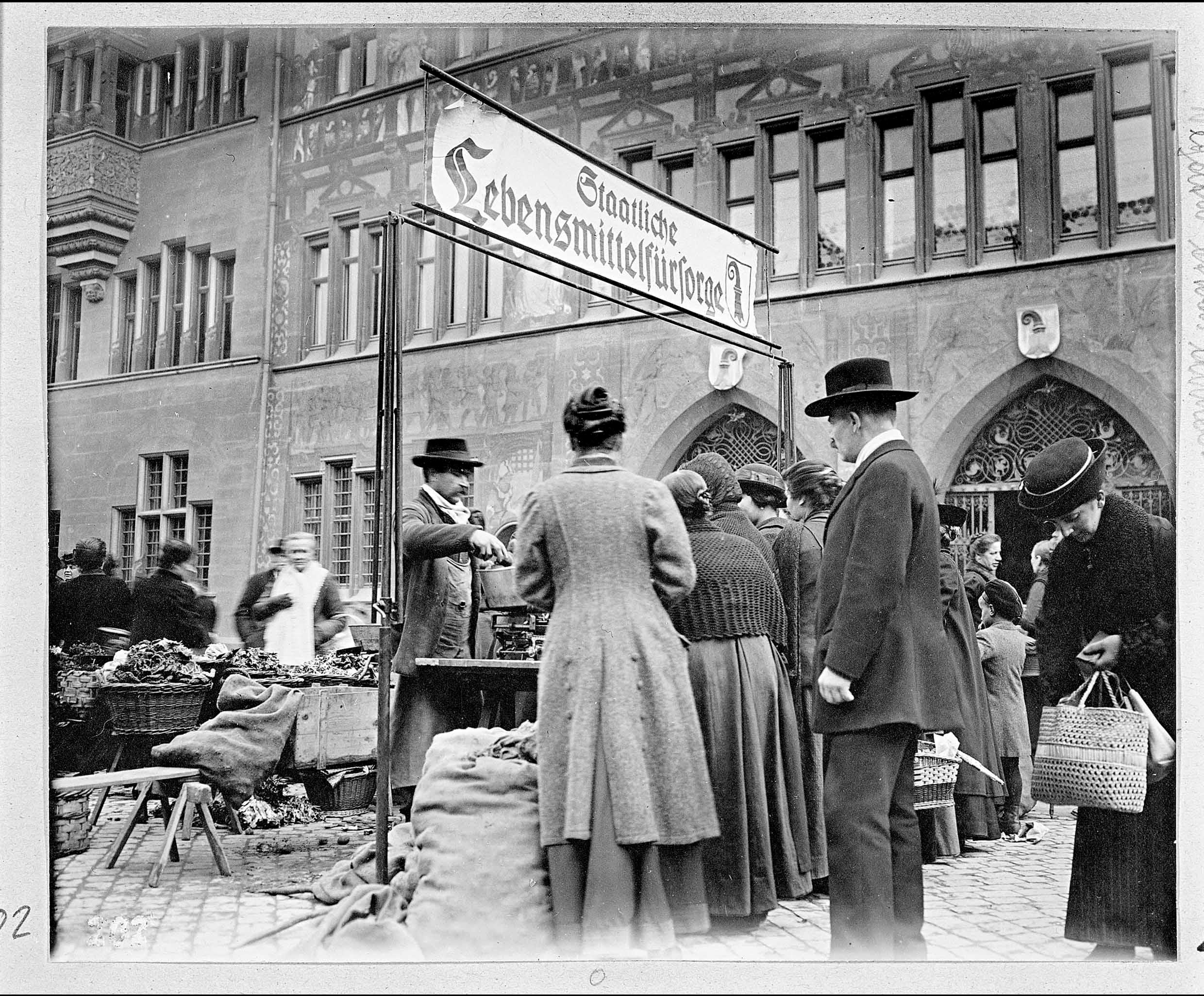 Lebensmittelabgabe für Bedürftige. Historische Fotografie.