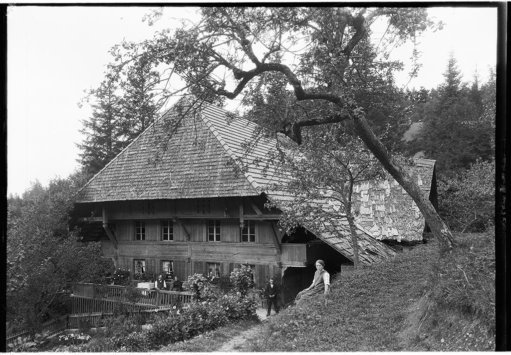 farm house /black and white