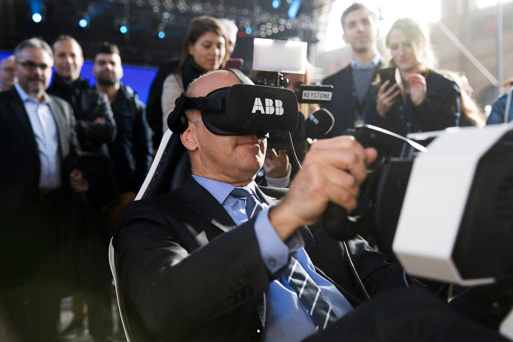Alain Berset avec un casque de réalité virtuelle